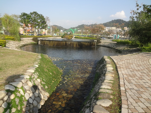 新都生態公園：1020129[官本金文愛台灣]新都生態公園藍天綠地水池海星小生態大玩樂