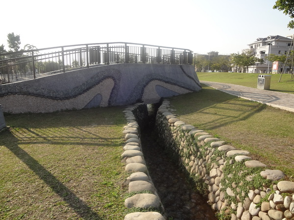 新都生態公園：1020129[官本金文愛台灣]新都生態公園藍天綠地水池海星小生態大玩樂