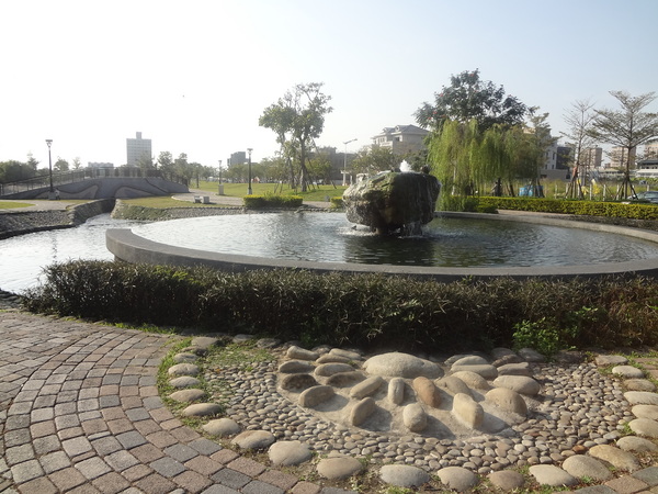 新都生態公園：1020129[官本金文愛台灣]新都生態公園藍天綠地水池海星小生態大玩樂