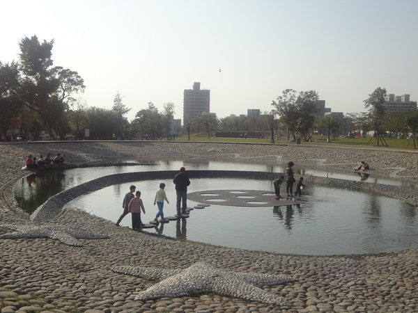 新都生態公園：1020129[官本金文愛台灣]新都生態公園藍天綠地水池海星小生態大玩樂