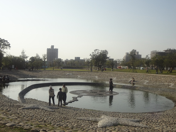 新都生態公園：1020129[官本金文愛台灣]新都生態公園藍天綠地水池海星小生態大玩樂