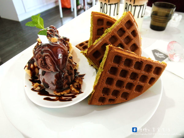 咖啡鑽：〖台中│美食〗咖啡鑽 ❤ 台中Number One鬆餅店果然名不虛傳!!厚度，香氣，美味通通都是鑽石頂級的享受!!