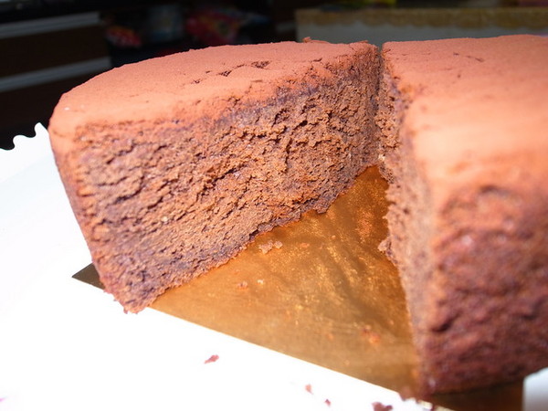 La Maison MB(SOGO旗艦櫃)：＜台北｜東區｜甜點＞超正點MB生鮮奶油蛋糕卷～『 La Maison MB 手創法式精品甜點 』