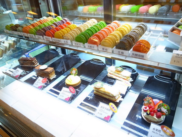 La Maison MB(SOGO旗艦櫃)：＜台北｜東區｜甜點＞超正點MB生鮮奶油蛋糕卷～『 La Maison MB 手創法式精品甜點 』