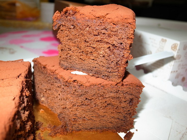 La Maison MB(SOGO旗艦櫃)：＜台北｜東區｜甜點＞超正點MB生鮮奶油蛋糕卷～『 La Maison MB 手創法式精品甜點 』