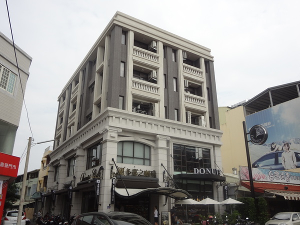 多那之咖啡(斗六旗艦店)：1021008[官本金文愛台灣]孔雀藍系多那之咖啡蛋糕烘焙斗六旗艦店好吃泡芙大的像酥皮濃湯貴族享受平價消費