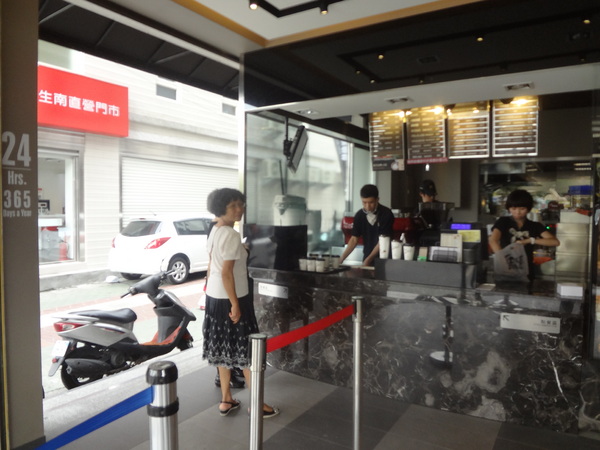 多那之咖啡(斗六旗艦店)：1021008[官本金文愛台灣]孔雀藍系多那之咖啡蛋糕烘焙斗六旗艦店好吃泡芙大的像酥皮濃湯貴族享受平價消費