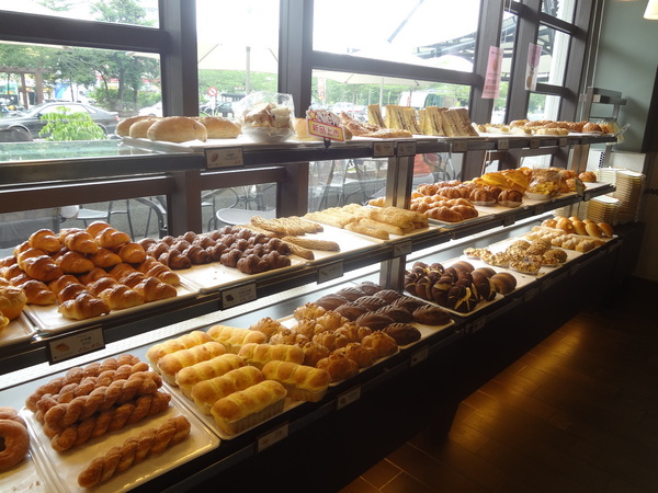 多那之咖啡(斗六旗艦店)：1021008[官本金文愛台灣]孔雀藍系多那之咖啡蛋糕烘焙斗六旗艦店好吃泡芙大的像酥皮濃湯貴族享受平價消費