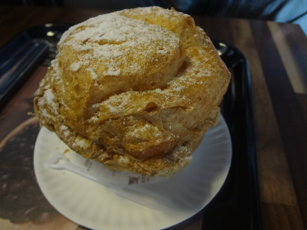 多那之咖啡(斗六旗艦店)：1021008[官本金文愛台灣]孔雀藍系多那之咖啡蛋糕烘焙斗六旗艦店好吃泡芙大的像酥皮濃湯貴族享受平價消費