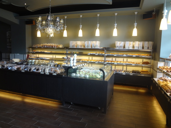 多那之咖啡(斗六旗艦店)：1021008[官本金文愛台灣]孔雀藍系多那之咖啡蛋糕烘焙斗六旗艦店好吃泡芙大的像酥皮濃湯貴族享受平價消費