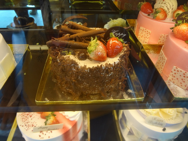 多那之咖啡(斗六旗艦店)：1021008[官本金文愛台灣]孔雀藍系多那之咖啡蛋糕烘焙斗六旗艦店好吃泡芙大的像酥皮濃湯貴族享受平價消費