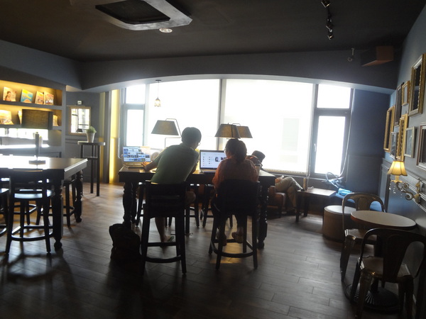 多那之咖啡(斗六旗艦店)：1021008[官本金文愛台灣]孔雀藍系多那之咖啡蛋糕烘焙斗六旗艦店好吃泡芙大的像酥皮濃湯貴族享受平價消費