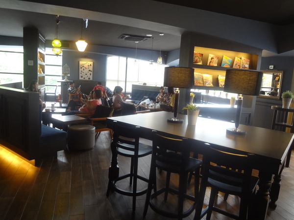 多那之咖啡(斗六旗艦店)：1021008[官本金文愛台灣]孔雀藍系多那之咖啡蛋糕烘焙斗六旗艦店好吃泡芙大的像酥皮濃湯貴族享受平價消費