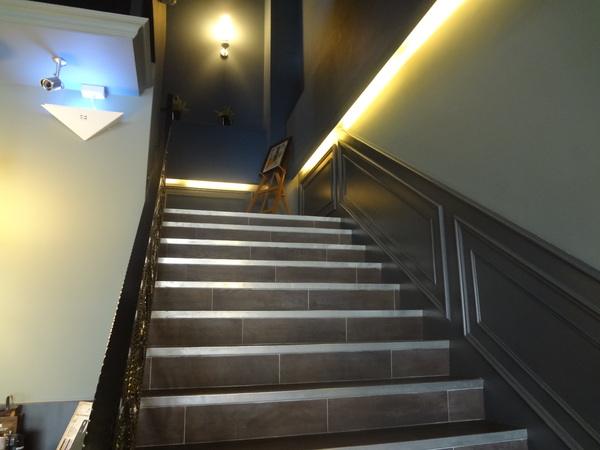 多那之咖啡(斗六旗艦店)：1021008[官本金文愛台灣]孔雀藍系多那之咖啡蛋糕烘焙斗六旗艦店好吃泡芙大的像酥皮濃湯貴族享受平價消費