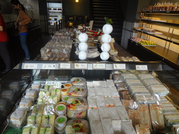 多那之咖啡(斗六旗艦店)：1021008[官本金文愛台灣]孔雀藍系多那之咖啡蛋糕烘焙斗六旗艦店好吃泡芙大的像酥皮濃湯貴族享受平價消費