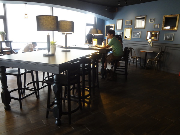 多那之咖啡(斗六旗艦店)：1021008[官本金文愛台灣]孔雀藍系多那之咖啡蛋糕烘焙斗六旗艦店好吃泡芙大的像酥皮濃湯貴族享受平價消費