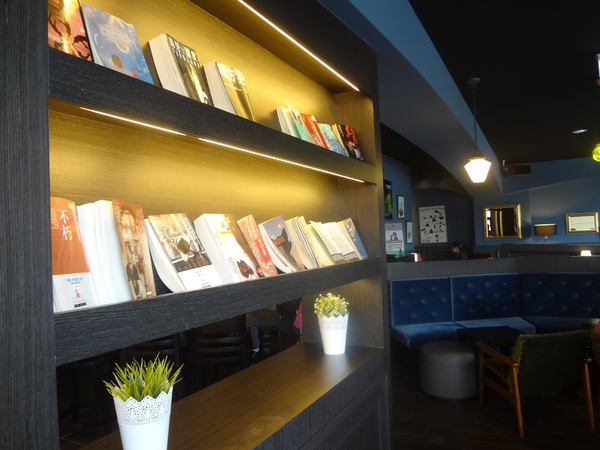 多那之咖啡(斗六旗艦店)：1021008[官本金文愛台灣]孔雀藍系多那之咖啡蛋糕烘焙斗六旗艦店好吃泡芙大的像酥皮濃湯貴族享受平價消費