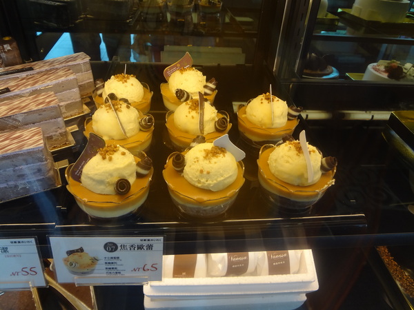 多那之咖啡(斗六旗艦店)：1021008[官本金文愛台灣]孔雀藍系多那之咖啡蛋糕烘焙斗六旗艦店好吃泡芙大的像酥皮濃湯貴族享受平價消費