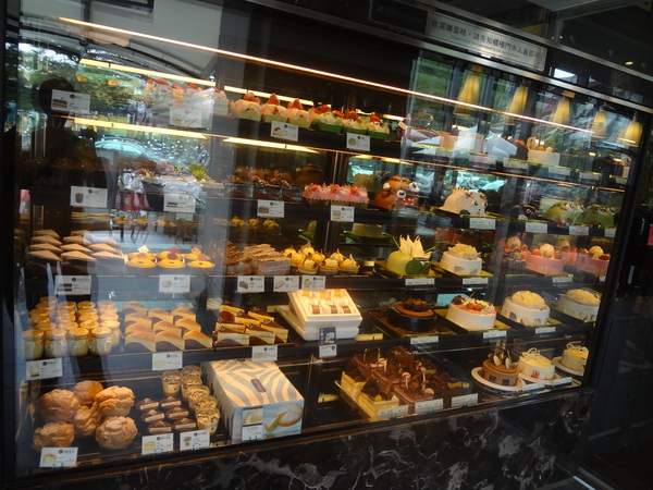 多那之咖啡(斗六旗艦店)：1021008[官本金文愛台灣]孔雀藍系多那之咖啡蛋糕烘焙斗六旗艦店好吃泡芙大的像酥皮濃湯貴族享受平價消費