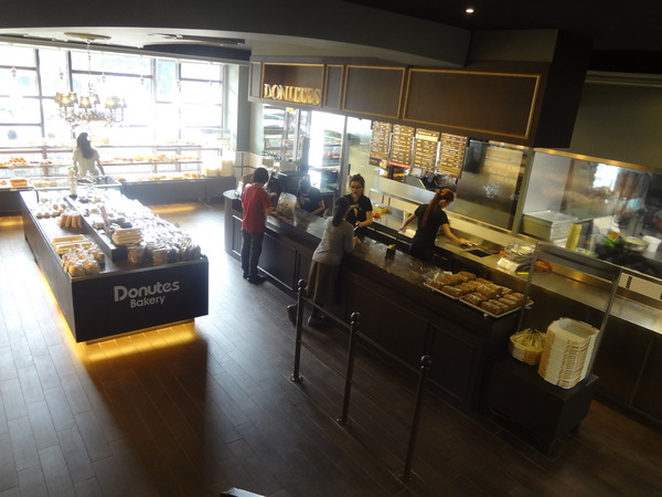 多那之咖啡(斗六旗艦店)：1021008[官本金文愛台灣]孔雀藍系多那之咖啡蛋糕烘焙斗六旗艦店好吃泡芙大的像酥皮濃湯貴族享受平價消費