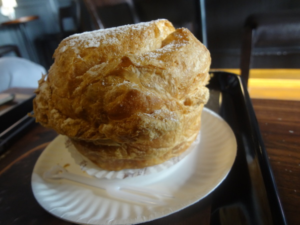 多那之咖啡(斗六旗艦店)：1021008[官本金文愛台灣]孔雀藍系多那之咖啡蛋糕烘焙斗六旗艦店好吃泡芙大的像酥皮濃湯貴族享受平價消費