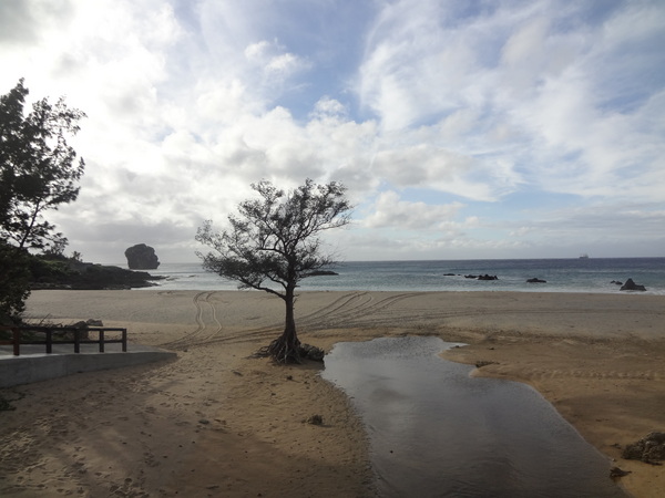 墾丁船帆石：1020104[官本金文愛台灣]船帆石像一顆人頭在海上看小橋流水平沙