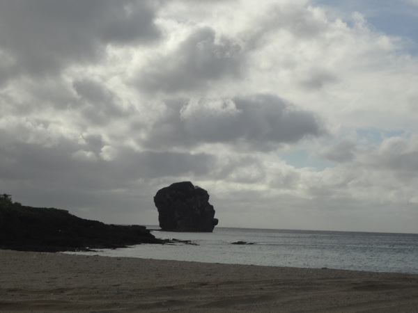 墾丁船帆石：1020104[官本金文愛台灣]船帆石像一顆人頭在海上看小橋流水平沙