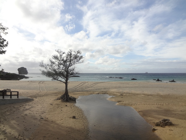 墾丁船帆石：1020104[官本金文愛台灣]船帆石像一顆人頭在海上看小橋流水平沙