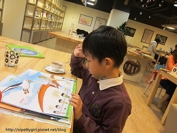 Picturesque 塗鴉空間書店(長榮2店):台南東區❤塗鴉空間書店長榮店。Picturesque【愛評柒拾陸卷】