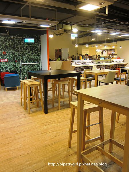 Picturesque 塗鴉空間書店(長榮2店):台南東區❤塗鴉空間書店長榮店。Picturesque【愛評柒拾陸卷】