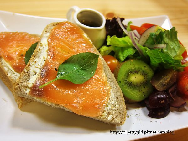 Picturesque 塗鴉空間書店(長榮2店):台南東區❤塗鴉空間書店長榮店。Picturesque【愛評柒拾陸卷】