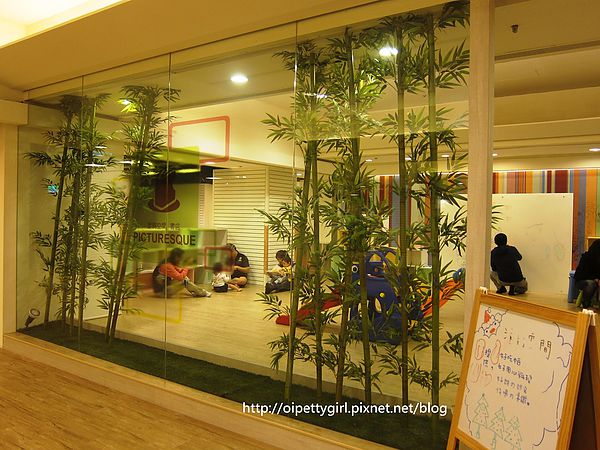 Picturesque 塗鴉空間書店(長榮2店):台南東區❤塗鴉空間書店長榮店。Picturesque【愛評柒拾陸卷】