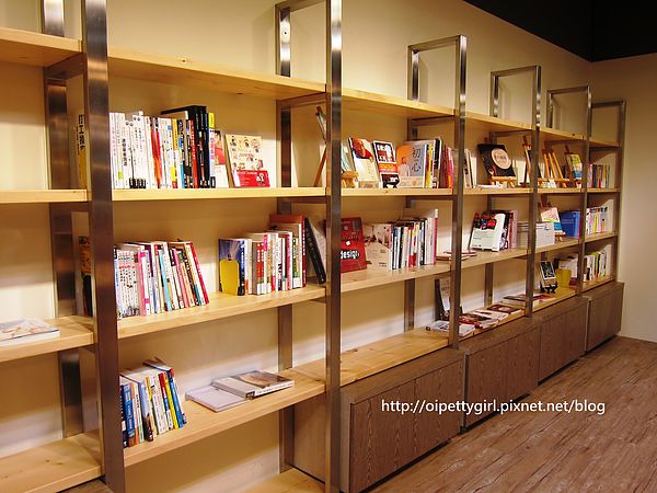 Picturesque 塗鴉空間書店(長榮2店):台南東區❤塗鴉空間書店長榮店。Picturesque【愛評柒拾陸卷】