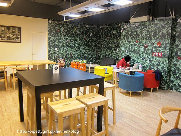 Picturesque 塗鴉空間書店(長榮2店):台南東區❤塗鴉空間書店長榮店。Picturesque【愛評柒拾陸卷】