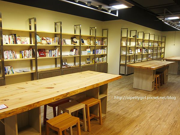 Picturesque 塗鴉空間書店(長榮2店):台南東區❤塗鴉空間書店長榮店。Picturesque【愛評柒拾陸卷】