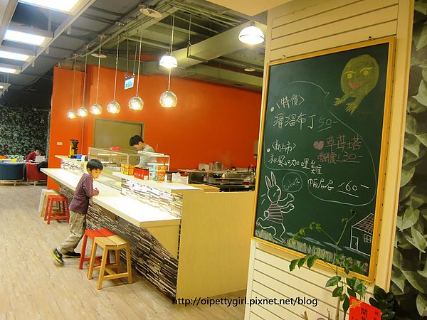 Picturesque 塗鴉空間書店(長榮2店):台南東區❤塗鴉空間書店長榮店。Picturesque【愛評柒拾陸卷】