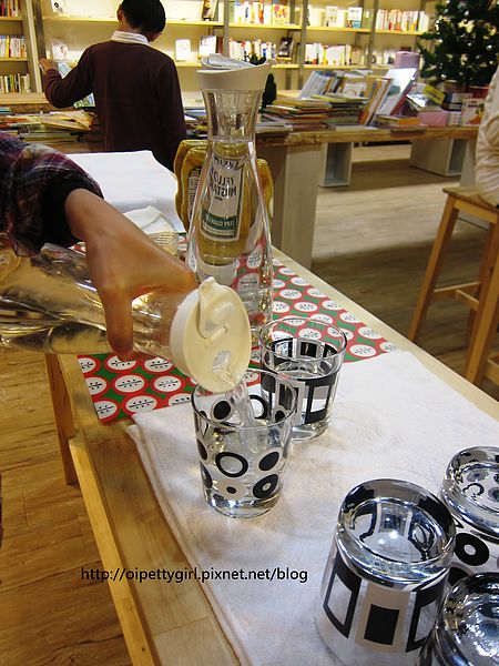 Picturesque 塗鴉空間書店(長榮2店):台南東區❤塗鴉空間書店長榮店。Picturesque【愛評柒拾陸卷】