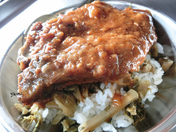 阿彰飯担:【台中食記】在地人必吃!只賣中午的人氣排骨飯便當@阿彰飯担