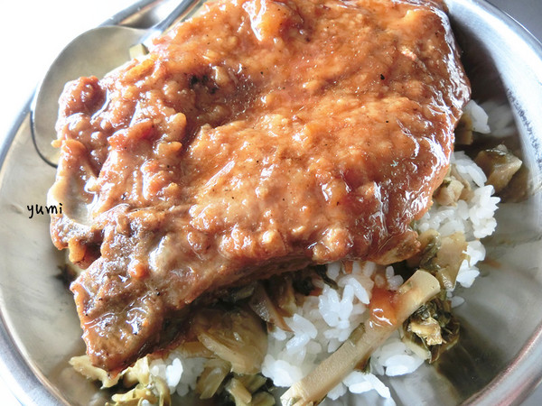 阿彰飯担:【台中食記】在地人必吃!只賣中午的人氣排骨飯便當@阿彰飯担