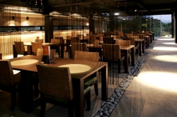 若影若現優雅氛圍 玻璃架構.鋼骨粗礦.厚實清水模創意工法呈現出多層次幾何線條