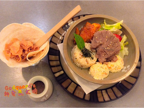 昨日花卷 跨界好食：(食記)[台中市西區] 好澎湃的大卷兒～祕凍滷牛肉花卷套餐——昨日花卷