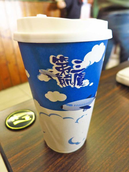 【桃園餐廳】第三航廈咖啡店-坐著喝咖啡也能看到飛機