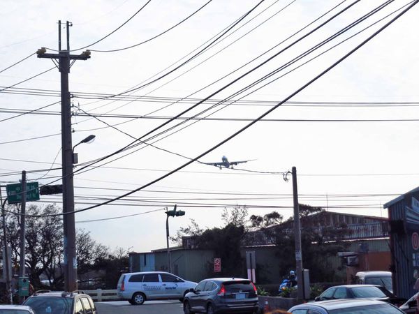【桃園餐廳】第三航廈咖啡店-坐著喝咖啡也能看到飛機