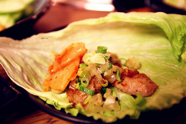 楓居酒燒：【台北市文山區。日式燒肉】楓居酒燒 單點式燒肉 專人服務 座位擠一擠溫暖感情好~景美捷運站2號口