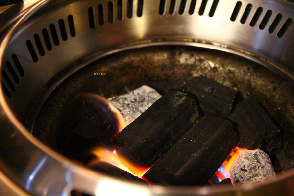 楓居酒燒：【台北市文山區。日式燒肉】楓居酒燒 單點式燒肉 專人服務 座位擠一擠溫暖感情好~景美捷運站2號口