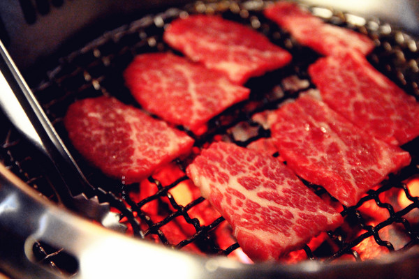 楓居酒燒：【台北市文山區。日式燒肉】楓居酒燒 單點式燒肉 專人服務 座位擠一擠溫暖感情好~景美捷運站2號口