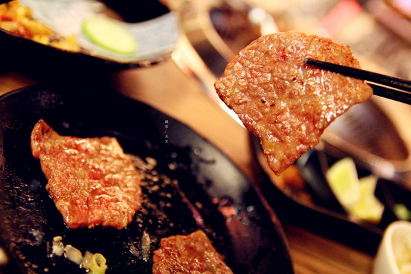 楓居酒燒：【台北市文山區。日式燒肉】楓居酒燒 單點式燒肉 專人服務 座位擠一擠溫暖感情好~景美捷運站2號口