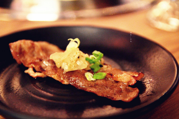 楓居酒燒：【台北市文山區。日式燒肉】楓居酒燒 單點式燒肉 專人服務 座位擠一擠溫暖感情好~景美捷運站2號口