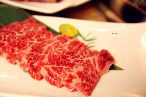 楓居酒燒：【台北市文山區。日式燒肉】楓居酒燒 單點式燒肉 專人服務 座位擠一擠溫暖感情好~景美捷運站2號口