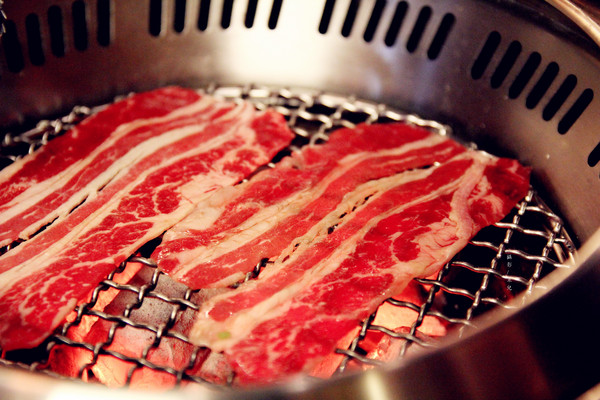 楓居酒燒：【台北市文山區。日式燒肉】楓居酒燒 單點式燒肉 專人服務 座位擠一擠溫暖感情好~景美捷運站2號口